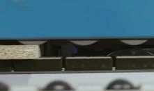 Altesa ADVANTAGE 5000R EVO   СИСТЕМА ПОДАЧИ С нижней стороны сегментированный цепной транспортёр с прорезиненными башмаками  С верхней части холостые не приводные, гладкие, прорезиненные ролики, расположенные в 2 ряда  Позволяют подавать деталь бе...