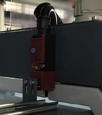 SPITZEN SMC-1260F  Датчик двери  Все станки укомплектованы датчиком запирания двери в соответствии с требованиями Евростандарта (CE), для обеспечения безопасности оператора 