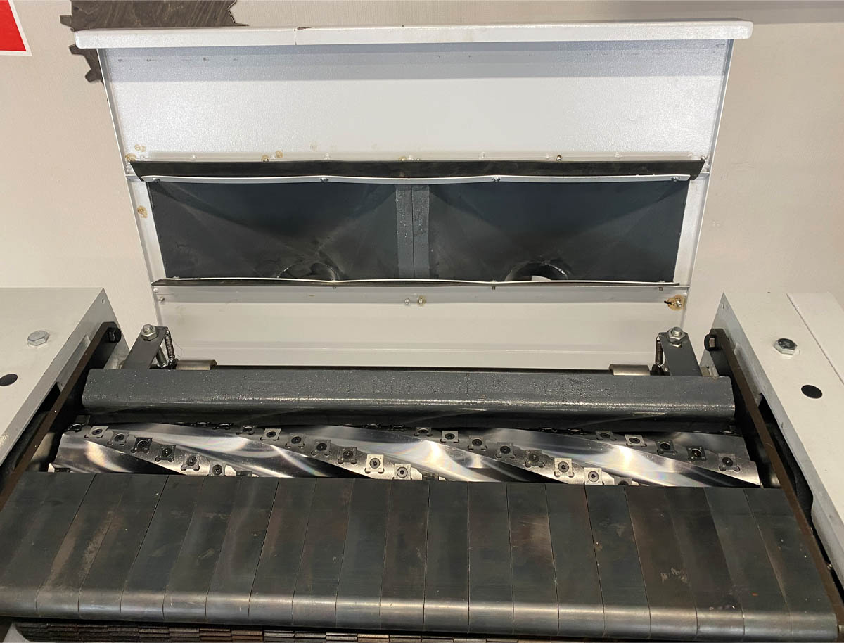 EcoWood MB 1010  Верхняя крышка  Откидная система верхней крышки и секционных прижимов обеспечивает легкий доступ к ножевому валу (например, при замене или повороте ножей) 