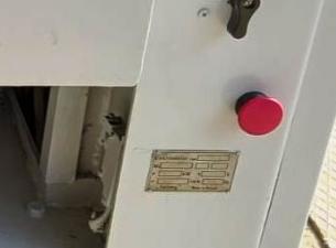 DSMD-63 
  Кнопка аварийного стопа с обратной стороны станка  
