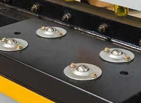 Stalex SBJB 2x1300 
  Удобство  
 Стол оснащен роликами для легкого перемещения листа и удобного позиционирования заготовки  
