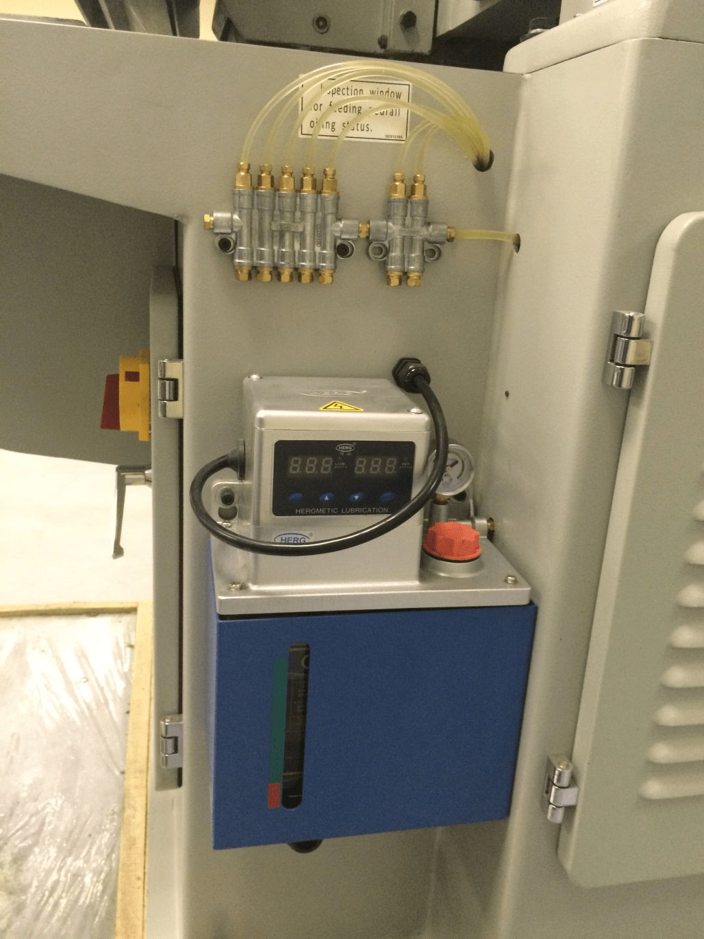 QUADRO MJ 153i  Автоматическая централизованная система смазки конвейера  На станке установлена автоматическая система смазки подающего конвейера  Смазка работает по установленному временному интервалу во время работы станка  Время выставляется на...
