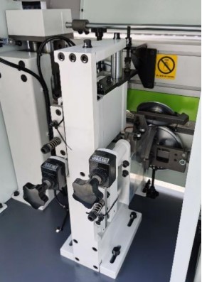 FABTEC MF50F 
 Радиусная цикля 
Нож R из сверхтвердого сплава удаляет мелкие линии на кромке, делая её гладкой;