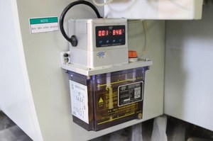 QUADRO 512 GH  Автоматическая смазка рабочего стола по таймеру  На стол в автоматическом режиме подается смазка через заданные промежутки времени  Смазка необходима для снижения усилия на систему подачи, повышение качества заготовок за счет исключ...