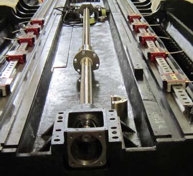 IRONMAC IH-130 CNC  Направляющие  В версии Lиспользуются линейные направляющие качения выполнены для тяжелых условий эксплуатаций  Используются на осях X, Y и Z, отличаются повышенной жесткостью, высокой демпфирующей способностью, низким коэффицие...