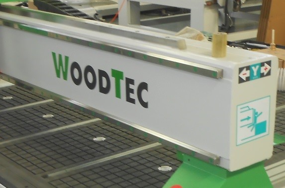 WoodTec CH 2030 NEST L 
  СТАЛЬНОЙ ПОРТАЛ  
 Конструкция портала выполнена из стальных труб прямоугольного сечения с толщиной стенок более 8 мм  дополнительно усиленных рёбрами жёсткости, что обеспечивает высокую жёсткость конструкции, точность ...