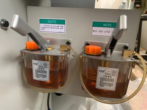 QUADRO 512 GH  Смазка узлов  На стол в ручном режиме подается смазка через с помощью насоса  Смазка необходима для снижения усилия на систему подачи, повышение качества заготовок за счет исключения налипания смолы и стружки 