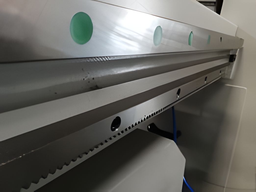 EcoWood MasterCut 250  Высокоточные линейные направляющие повышенной жесткости TBI (Тайвань)  За счет повышенной устойчивости и жесткости обеспечивают высокую точность перемещения толкателя  Достигается высокая точность обработки и долговечность р...
