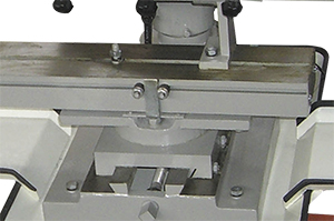 IRONMAC 163 
  НАСТРОЙКА СЪЕМА  
 Поперечное перемещение стола осуществляется за счет передачи винт-гайка – это позволяет с высокой точностью настраивать съем с изношенной грани инструмента 
