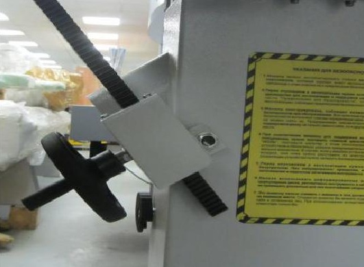 OSTERMANN BS 50 AUTO  Наклон стола  Осуществляется маховиком через зубчатую рейку Необходим при изготовлении нестандартных-сложных элементов Наклон в диапазоне -15 - +45° 