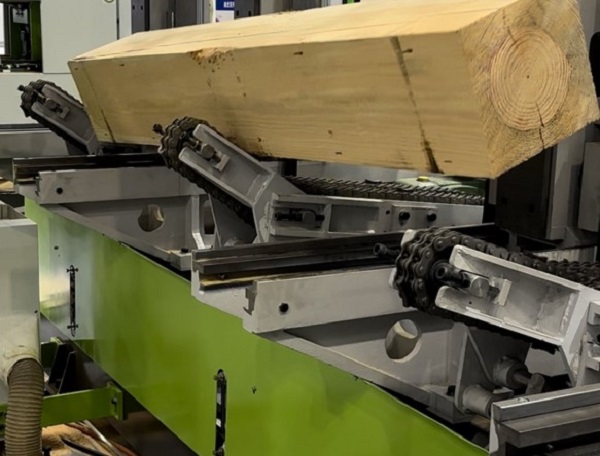 EcoWood VSM-1250  Кантователи бревен  Каретка оснащена тремя цепными кантователями бревен для позиционирования бревен длиной от 2,5 х до 6,5 метров 
