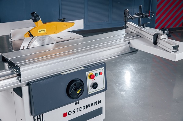 OSTERMANN S2  Форматная каретка  Обеспечивает высокую точность реза и плавность хода Размеры  OSTERMANN S2  каретки 1150 х 350 мм и 1600 х 350 мм (на выбор) позволяют базировать габаритные заготовки, например щит или лист фанеры 