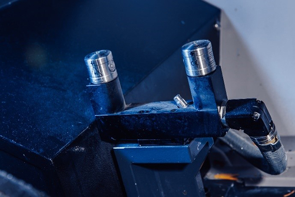 IRONMAC IMU-5X 400  Лазерная система измерения инструмента  В стандартной комплектации станок оснащен лазерной системой измерения инструмента с функциями:автоматического измерения длины инструмента;износа инструмента;обнаружения / отсутствия инстр...