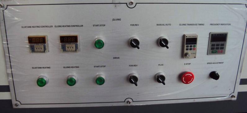 WoodTec 300B 
 Пульт управления станка 
 Все кнопки и контроллеры вынесены на пульт управления, интегрированный в станину, что позволяет оператору выполнять все функции контроля и управления станком  
