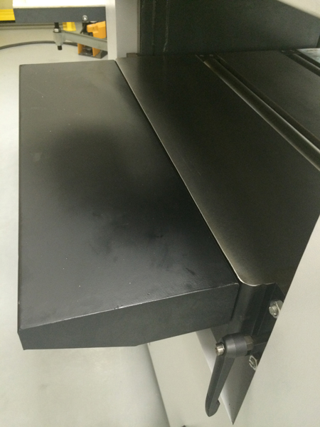 WoodTec SR 630 
  Удлинение стола  
 На выходе установлено удлинение стола – увеличивает рабочую поверхность, заготовка не падает вниз  Исключены подрывы заготовки  
