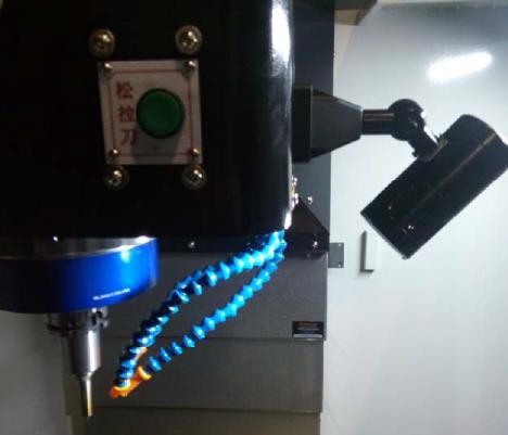 SPITZEN SMC-1260F  Освещение шпиндельной бабки  Для удобства наблюдения за процессом обработки поверх защитного кожуха шпинделя устанавливается дополнительная LED лампа высокой мощности 