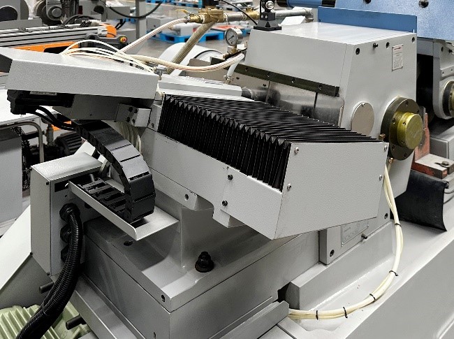UNIVEQ UCG-3015 NC3  Устройства правки шлифовального и подающего кругов  Изготовлены из высококачественного литья марки FC30, нормализованы, а затем отшлифованы Перемещение правильного приспособления шлифовального круга осуществляется за счет серв...