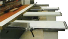 Filato FL1330B 
 ЗАДНИЕ СТОЛЫ 
 Задние приемные столы (3 шт ) оснащены как механическими, так и пневматическими упорами  Такая парная конфигурация позволяет работать с двумя типоразмерами без перестановки упоров  Управление пневмоупорами осуществл...