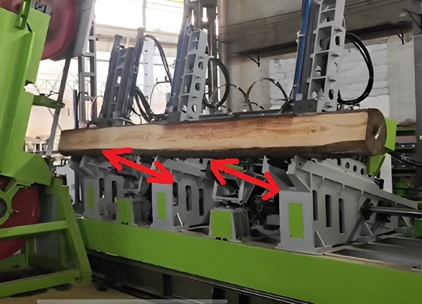 EcoWood VSM-1250  Подвижный рабочий стол  Каретка оснащена автоматическим подвижным столом для смещения на заданный размер во время распиловки  Размер смещения программируется на пульте управления оператора  Данная опция увеличивает скорость пилен...