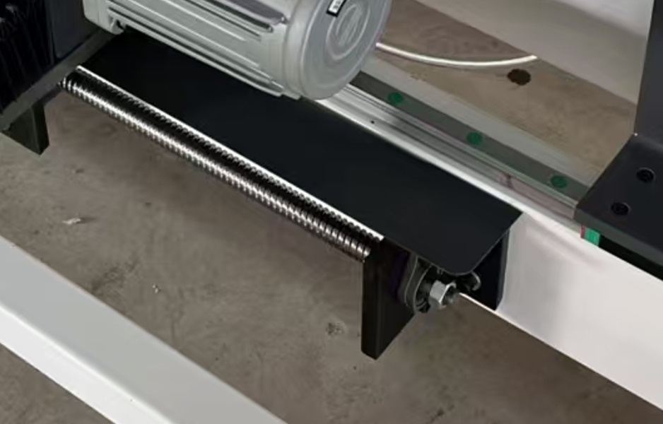 ECOWOOD 12D2  Линейные направляющие и ШВП  Точность перемещения узлов и высокое качество обработки обеспечивается использованием по всем осям линейных направляющих и шарико-винтовых пар  Для исключения попадания пыли ШВП закрыт пылезащитным кожухом 