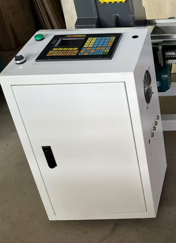 ECOWOOD 12D2  Стойка управления  Станок укомплектован стойкой управления Xc609T, программным обеспечением MasterCam и Cimco 