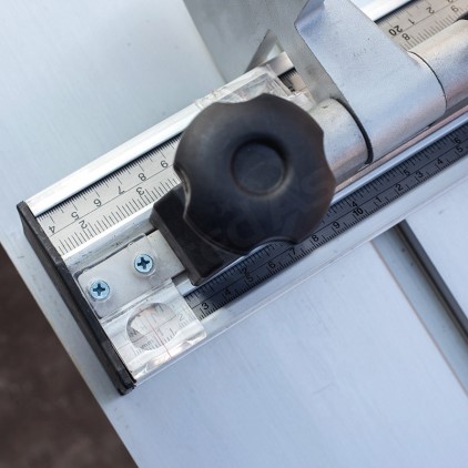 FABTEC UA3200S 
 Механизм направляющей линейки 
Оснащен круглым стержнем, обеспечивающим высокую точность позиционирования параллельной линейки, что необходимо для точного раскроя;
