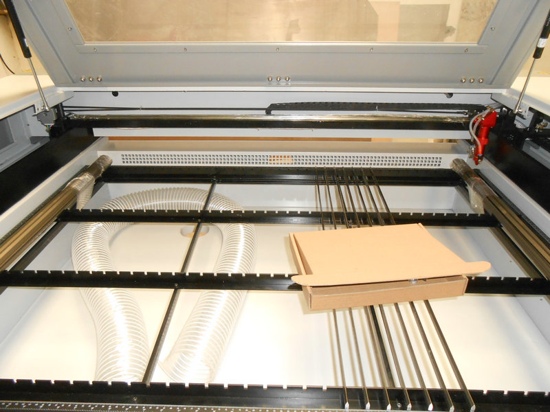WoodTec LaserStream WL 1510 
 МАКСИМАЛЬНАЯ ДЛИННА ЗАГОТОВКИ 
 Отверстие в задней крышке станка позволяет обрабатывать детали и материал большой длины  Осуществить данную обработку можно путем протягивания материала по реечному столу  
