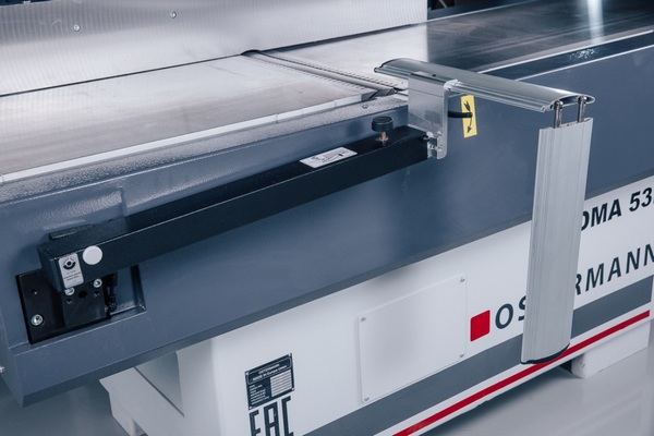 OSTERMANN DMA 41LW  Защитное ограждение  Запатентованная складывающаяся пополам защита ножевого вала от итальянской компании CPS  Обеспечивает безопасность работы оператора на станке  Выполнено в соответствии с нормами СЕ 
