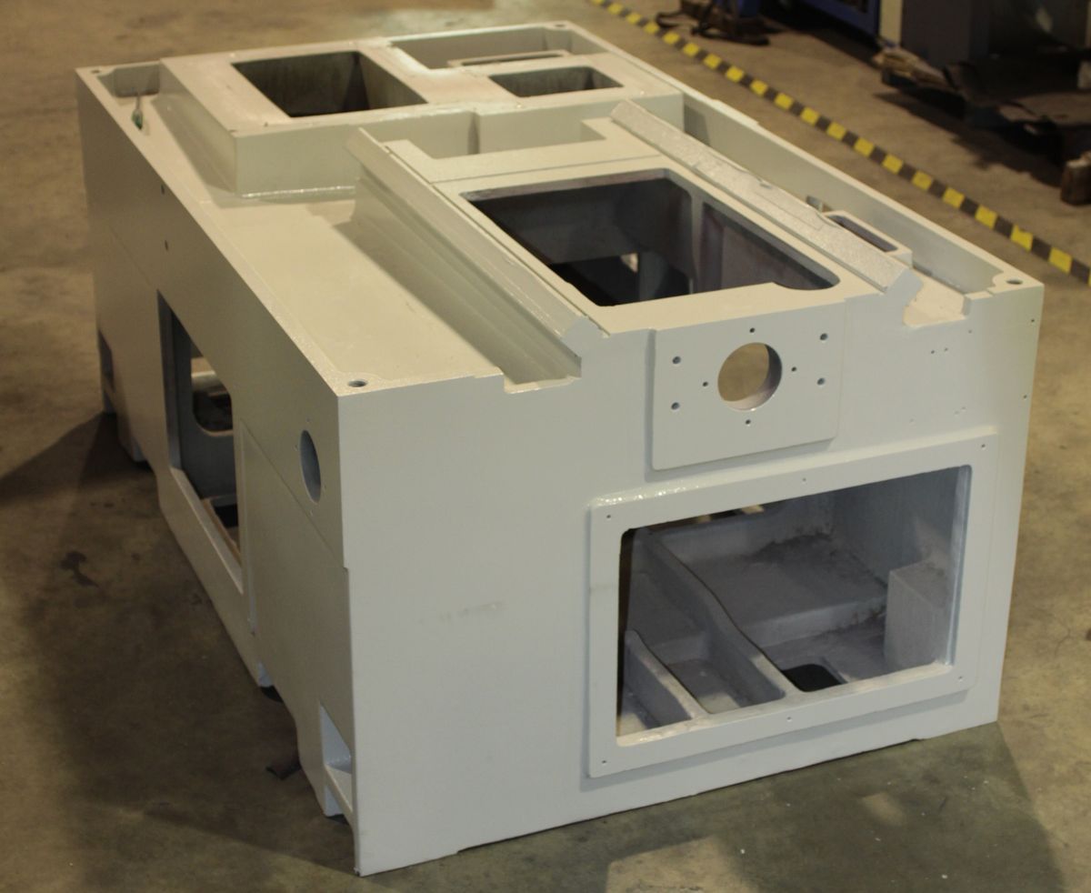 UNIVEQ UCG-3015 NC3  Чугунная массивная литая станина  Обеспечивает необходимую жесткость, виброустойчивость и надежность станка во время работы, корпус станка и девять основных компонентов изготовлены из высококачественного чугуна FC30 путем терм...