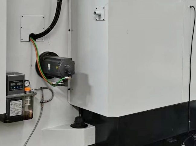 Univeq USRV  Автоматическая система смазки  Обеспечивает централизованную своевременную смазку по основным движущимся элементам – направляющим и ШВП, что значительно сокращает их износ 