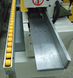 MFB60D (MFB103C) 
 Подача заготовок осуществляется первоначально по шлифованному стальному столу и роликовым опорам  
