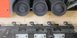QUADRO MRS-2-180  Вальцовая подача заготовок  Подача заготовки осуществляется 4-мя верхними и 4-мя нижними вальцами, что обеспечивает прямолинейность распиловки и высокую точность обработки  Скорость подачи регулируется бесступенчато в пределах 4 ...