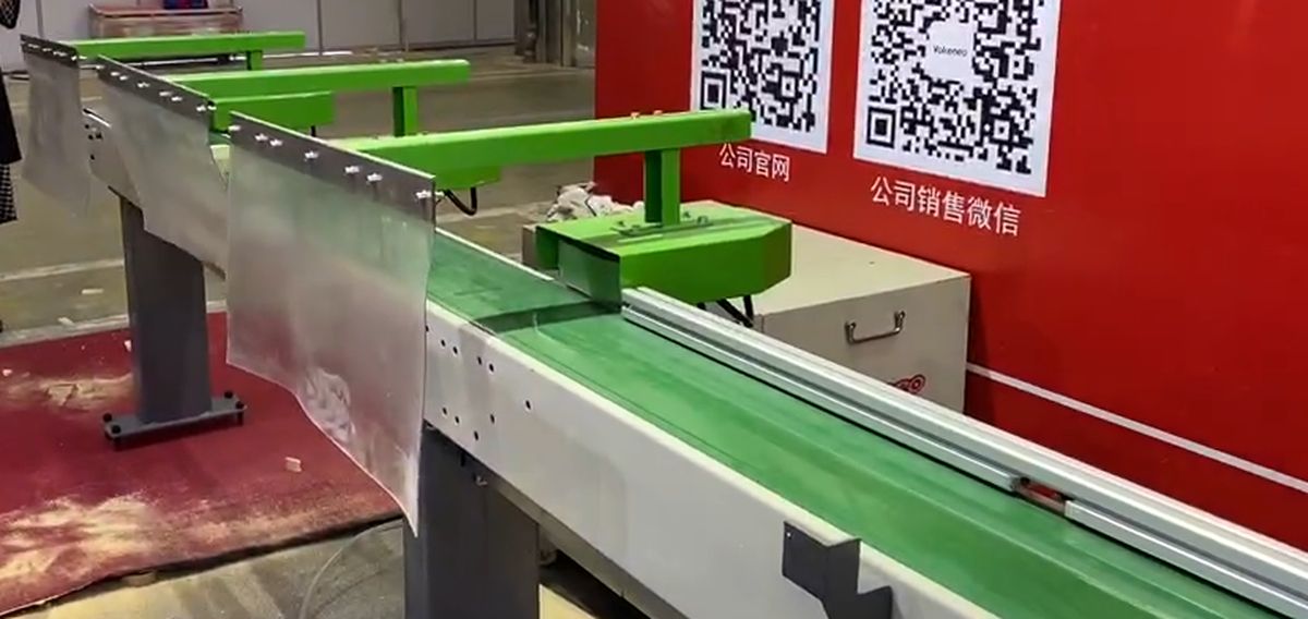 EcoWood CFS-200  Приемный транспортер  Приемный ленточный транспортер обеспечивает непрерывный отвод продуктов резания и их дальнейшую сортировку  Комплектуется сортировочной станцией по длинам продуктов резания, с пневматическими выталкивателями ...