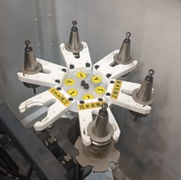 HOLD HB611GXKH6F  Автоматическая смена инструмента 
 Автоматическая смена инструмента на 6 позиций 

