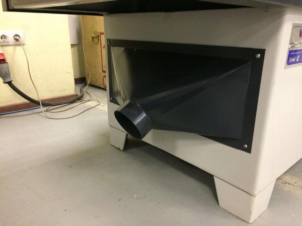 EcoWood SF 630W 
  Аспирационный патрубок  
 Эксгаустерная воронка Ø 120 мм для удаления стружки расположена под столом  
