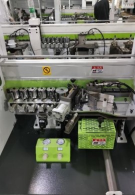 FABTEC MF50F 
 Приклеивающий агрегат 
Высококачественная емкость для клея обеспечивает равномерное нанесение  Шесть прижимных роликов плотно фиксируют кромочную ленту;