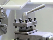LAMT-550/400  Универсальность  В резцедержатель устанавливается несколько резцов для быстрого перехода от одной операции к другой (проточка - отрезание или проточка - снятие фаски и так далее) 