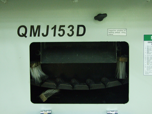 MJ153D Очистка подающей ленты осуществляется автоматически щеткой 