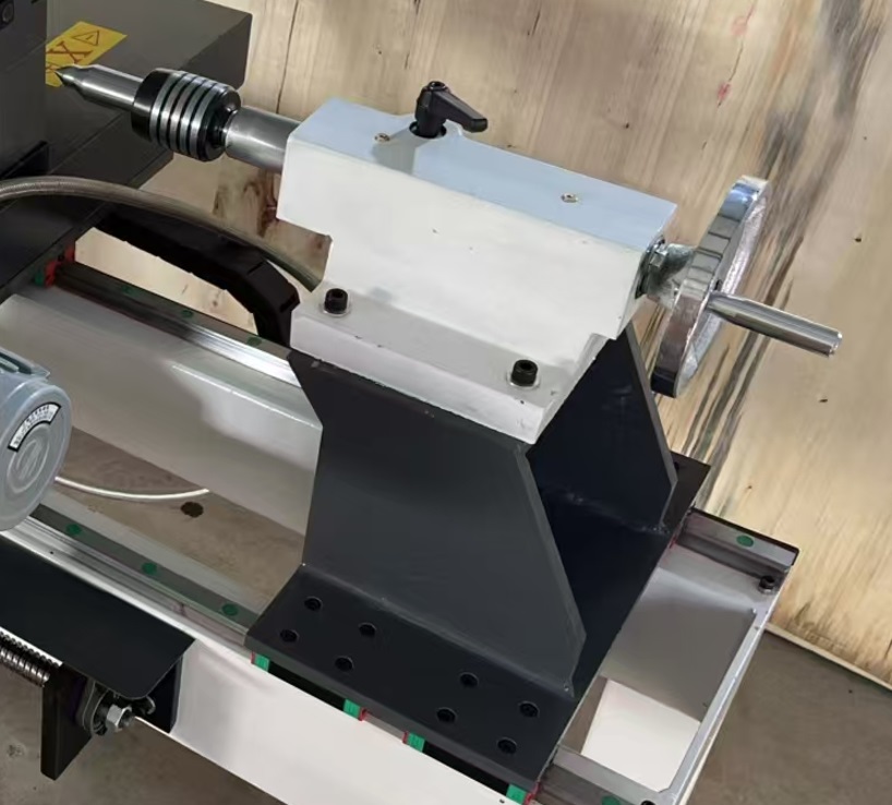 ECOWOOD 12D2  Механический зажим заготовки  Быстрая и надежная фиксация заготовки с помощью механического зажима на задней бабке 