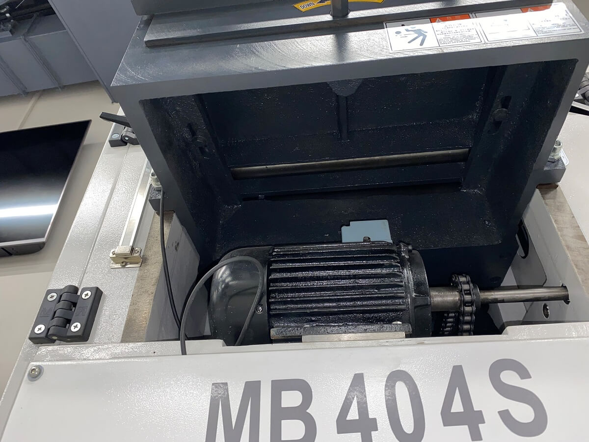 EcoWood MB 404S  Рабочий стол  Рабочий стол литой чугунный  Подъем/опускание стола от отдельного двигателя  Опоры стола от попадания пыли закрыты защитными кожухами 