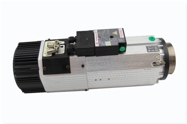 HCM HR S 1325 AT-V  Шпиндель с воздушным охлаждением 
 Станок оснащен высокочастотным фрезерным шпинделем с воздушным охлаждением, мощностью 5,5 кВт, и возможной частотой вращения до 18 000 об/мин  
