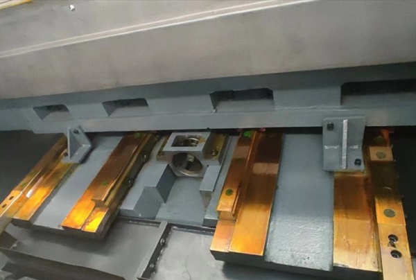 IRONMAC IMV-16.70  Направляющие перемещений HIWIN (Тайвань) PMI (Япония)  По оси X 2 направляющие роликового типа, ширина направляющих 45 мм;По оси Y 4 направляющие роликового типа, ширина направляющих 45 мм;По оси Z 2 направляющие роликового типа...