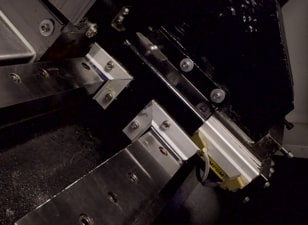 IRONMAC ITX-63/1000  Перемещение задней бабки  Для автоматизации процесса перемещения задней бабки применяется механизм фиксации к револьверной голове  Механизм состоит из штока, который надёжно соединяет корпус задней бабки с револьверной головой...