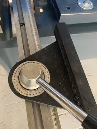 IRONMAC SB-K  Кронштейны передней поддержки  Кронштейны передней поддержки листа с T-пазом служат для поддержки длинных и тонких заготовок  Для рубки листов под углом гильотина оснащается транспортиром 
