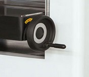 HCM H630  ПОДЪЕМ / ОПУСКАНИЕ СТОЛА  Осуществляется вручную с помощью удобного маховика  Отображение размера по линейке с миллиметровой шкалой   