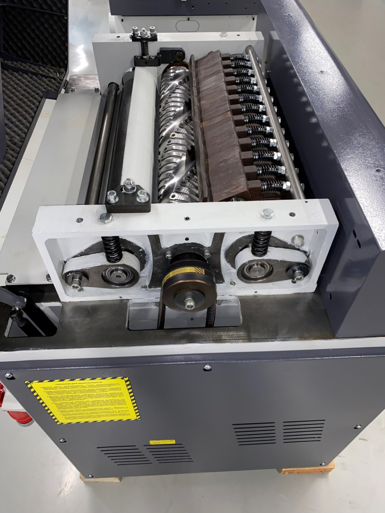 OSTERMANN DMS 63W  Секционные прижимы  Перед ножевым валом заготовку прижимают к столу подпружиненные секционные независимые прижимы  Установлены они после подающего секционного вала и могут настраиваться на разное усилие, в зависимости от обрабат...