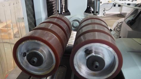 Beaver 640 Heavy 
  Приводные полиуритановые и гладкие ролики  
 На выходе заготовку протаскивают верхние полиуретановые ролики, не позволяющие повредить заготовку, и нижние приводные гладкие ролики  Обеспечивается высокое качество обработанной ...