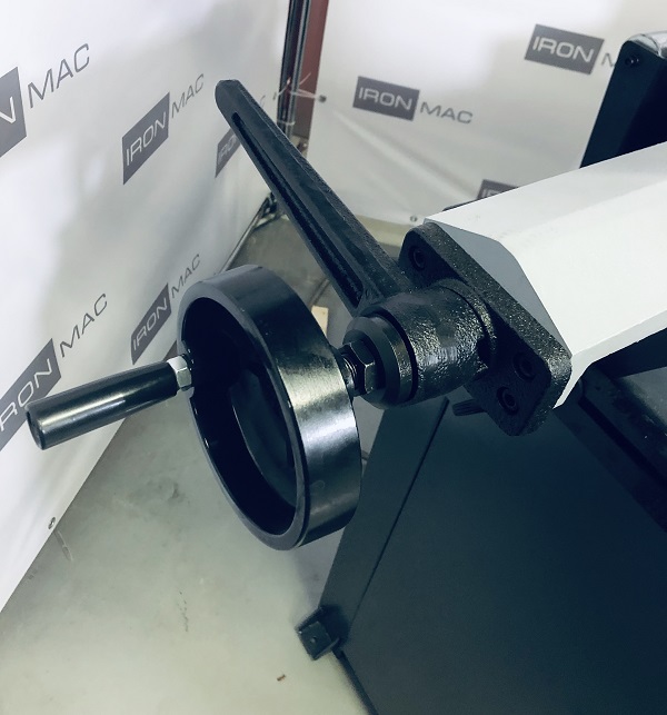 IRONMAC CUT-220F Euro Type  Быстрозажимные тиски  Для зажима/разжима заготовки необходимо ослабить/зафиксировать рычаг и вращать маховик, регулирующий ширину зева 