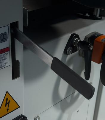Proma MP-310B 
  Простота в управлении  
 Рукоятка, которая плавно опускает стол фуговально-рейсмусового станка, влияет на глубину снимаемой поверхности  
