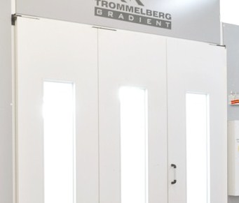 Trommelberg SB-7428 (EC)  Практичная конструкция  Трехстворчатые ворота имеют в своей конструкции 3 смотровых окна, которые служат для естественного освещения кабины 
